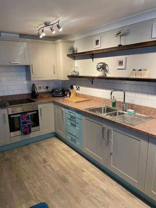 Seaside Modern Apartment Westward Ho!  Bagian luar foto