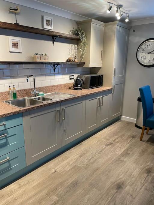Seaside Modern Apartment Westward Ho!  Bagian luar foto