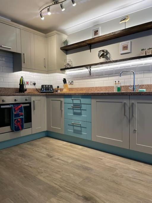 Seaside Modern Apartment Westward Ho!  Bagian luar foto