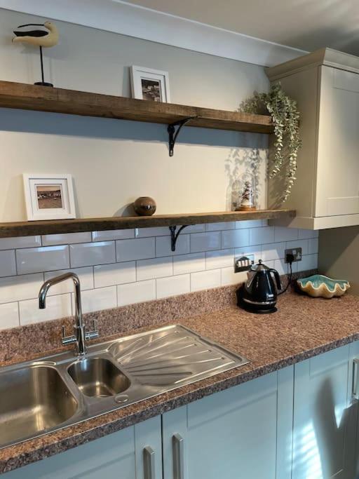Seaside Modern Apartment Westward Ho!  Bagian luar foto