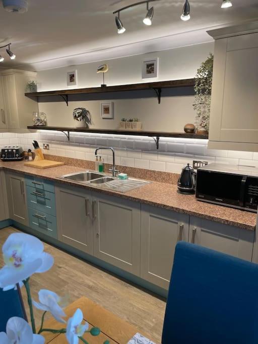 Seaside Modern Apartment Westward Ho!  Bagian luar foto