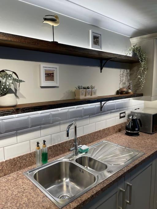 Seaside Modern Apartment Westward Ho!  Bagian luar foto