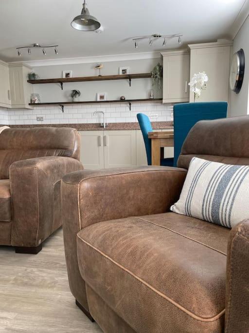 Seaside Modern Apartment Westward Ho!  Bagian luar foto
